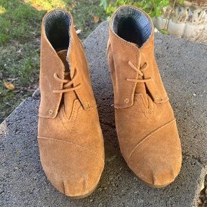 Tom’s camel suede lace up booties, size 9M. Good condition.